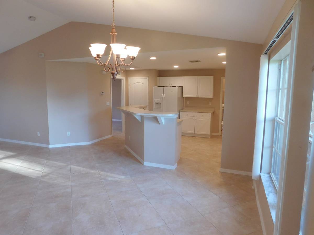 Building Photo - 4124 NE 8th Pl