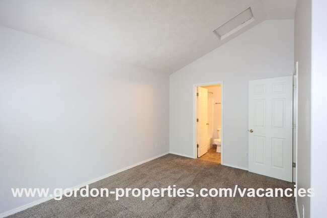 Building Photo - NE Halsey St - Gresham 2 bedroom townhouse with den/office