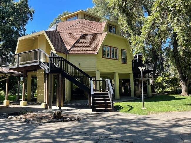Building Photo - Amazing Garden Hwy Riverfront Home for Rent