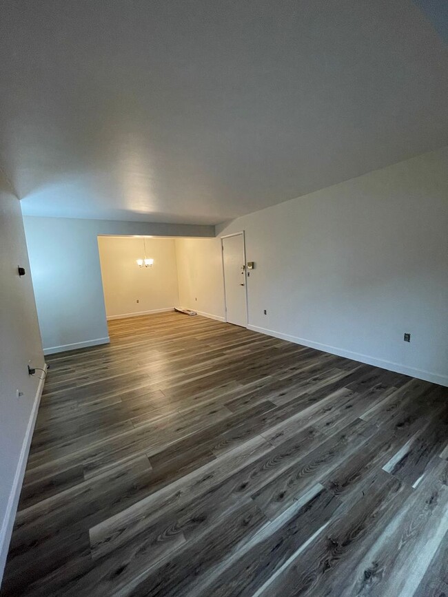 Building Photo - 1 Bedroom unit in a quiet building in Emsw...