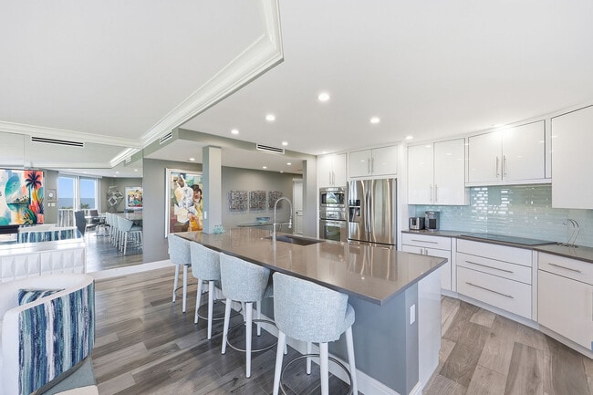 Building Photo - 8111 Bay Colony Dr