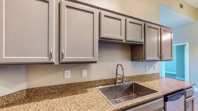 Building Photo - 3 Bedroom 1 3/4 bath condo ready for move in located in wonderful Mountains Edge .