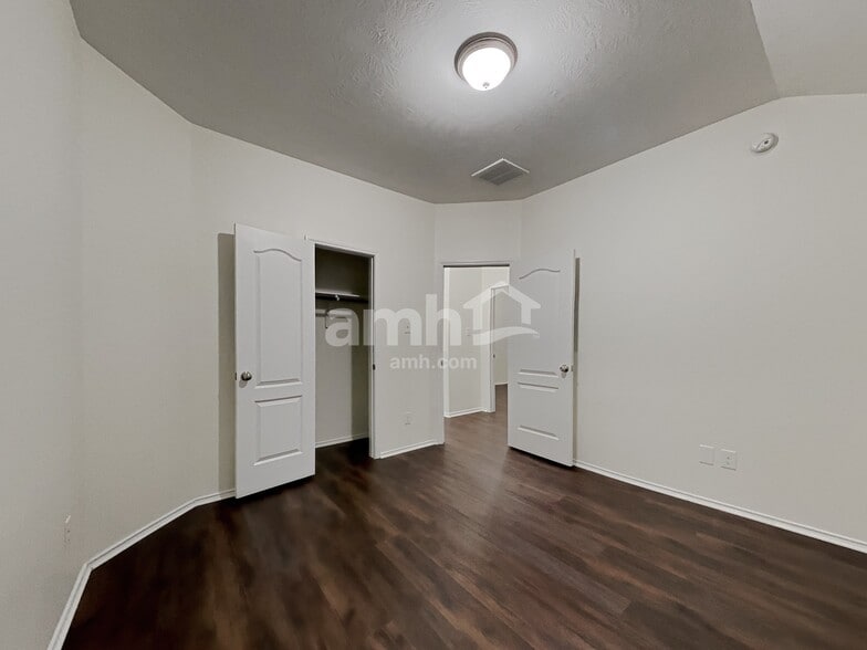Building Photo - 2550 Riverway Dr