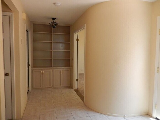 Building Photo - 147 Searidge Ct