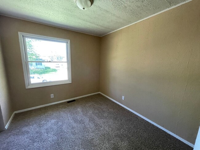 Building Photo - Great Location in West Rock Island!