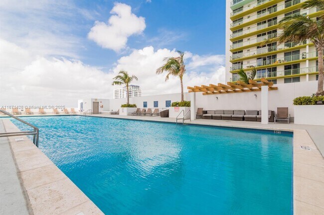 Building Photo - 1750 N Bayshore Dr
