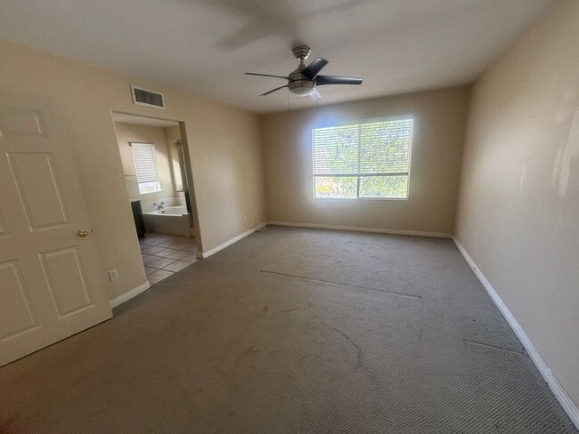 Building Photo - Beautiful 3-Bedroom Home with Covered Patio in Valencia!
