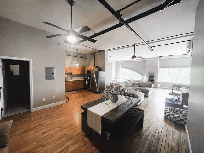 Building Photo - Spacious Studio Downtown Dover!