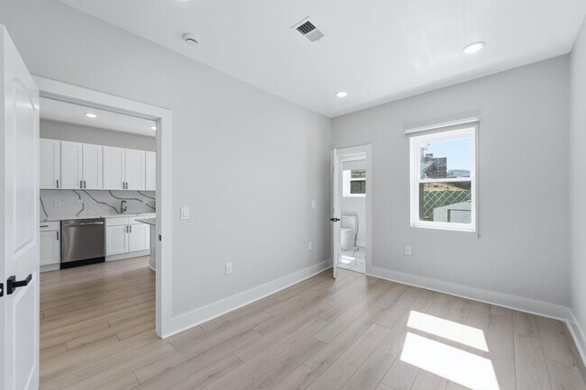 Building Photo - 1205 Hillside Pl