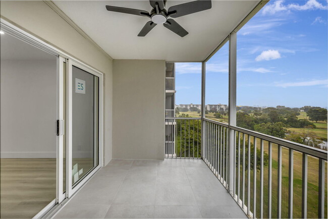 Building Photo - 3050 N Palm Aire Dr