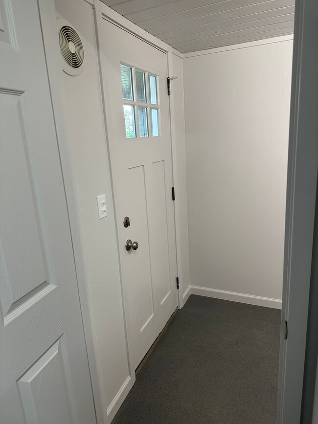 Building Photo - Beautifully updated 2 bedroom 1 bath duple...