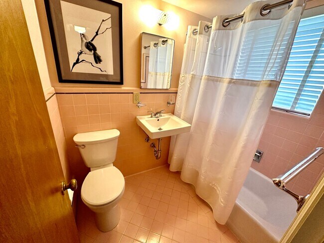 Building Photo - Wash Park 2-Bedroom, 2- Bathroom Condo Available in August