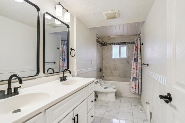 Building Photo - 6900 Thornhill Dr