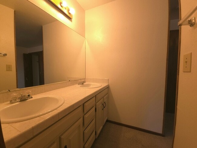 Building Photo - 525 Manhattan Dr