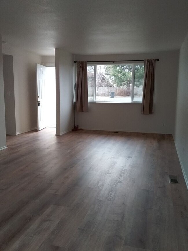 Building Photo - roy2016