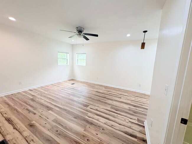 Building Photo - 212 Barbourville Dr