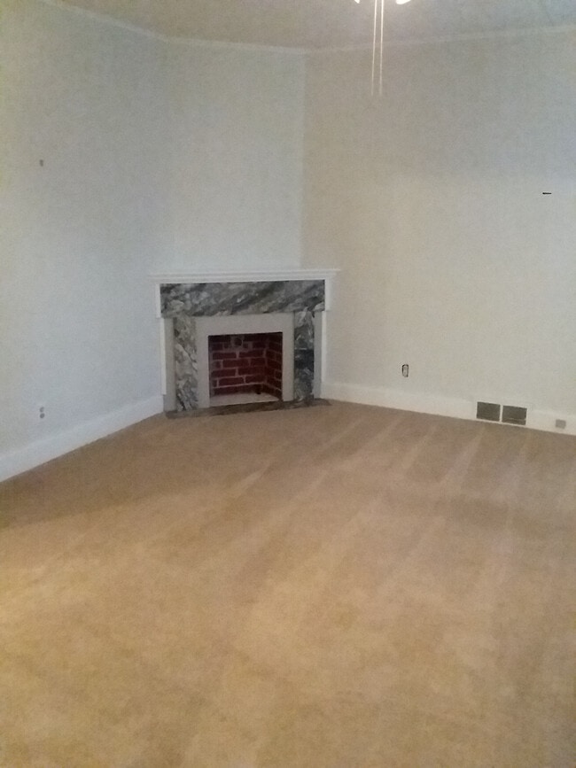 Building Photo - 225 W 1st St