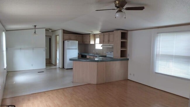 Building Photo - 305 Woods Ln