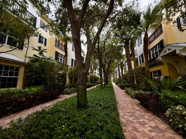 Building Photo - 319 Flamingo Dr