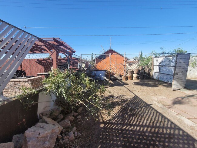 Building Photo - Ready to View!!