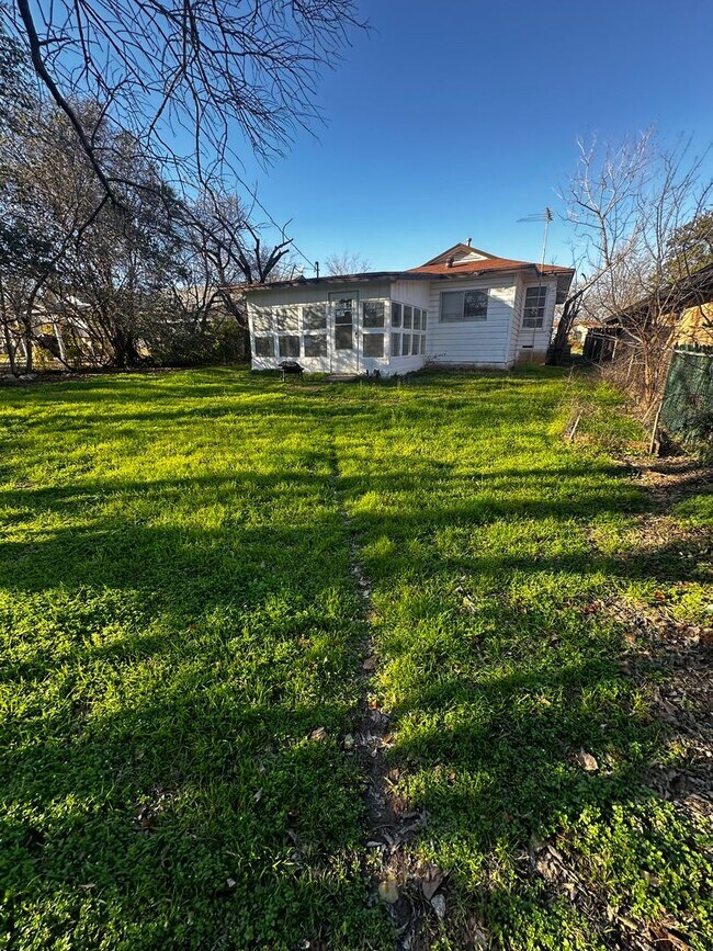 Building Photo - 3 bedroom 1 bathroom with 1 car garage in 76107