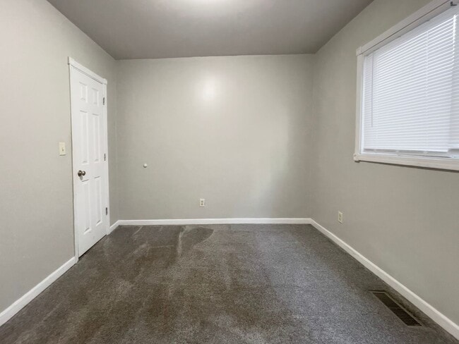 Building Photo - PRELEASING for AUGUST! Close to Campus