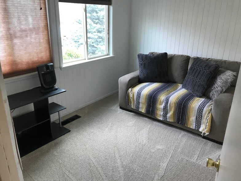 Building Photo - 23740 Lakeview Dr