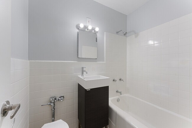 Building Photo - 5858 N Sheridan Rd