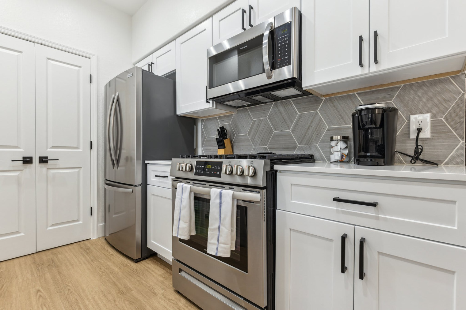 Building Photo - 9450 W Cabela Dr