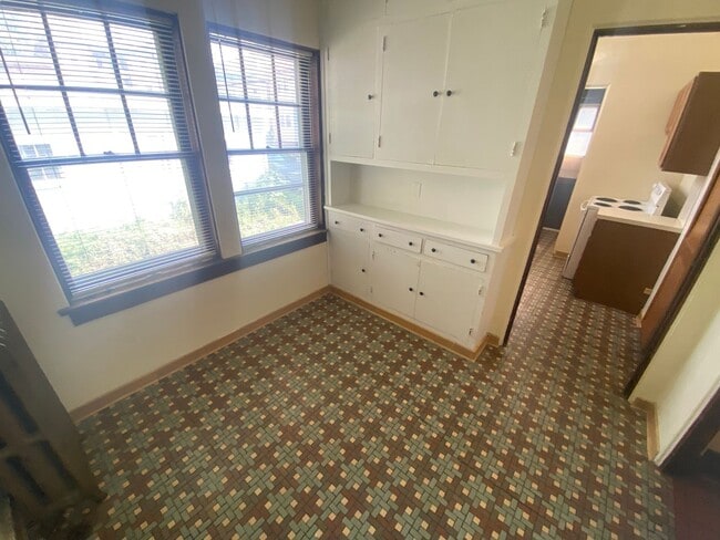 Building Photo - Massive 4 Bedroom, 2 Bath Brick Home