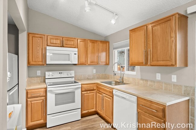 Building Photo - Renovated 2BD/1BA Duplex | Single-Level | Stoneridge – Tualatin