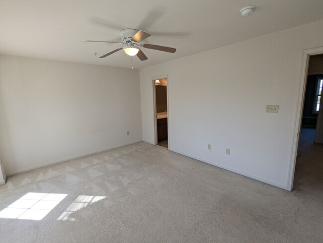 Building Photo - 3 Level End Unit townhouse available mid O...