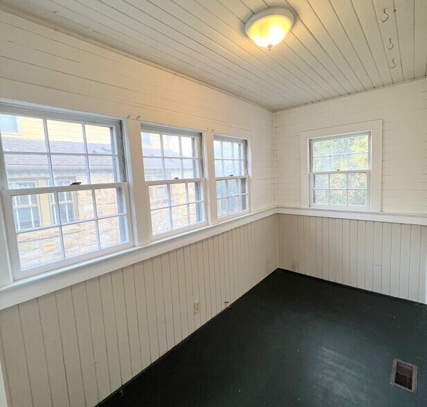 Sun Porch - 815 W Johnson St
