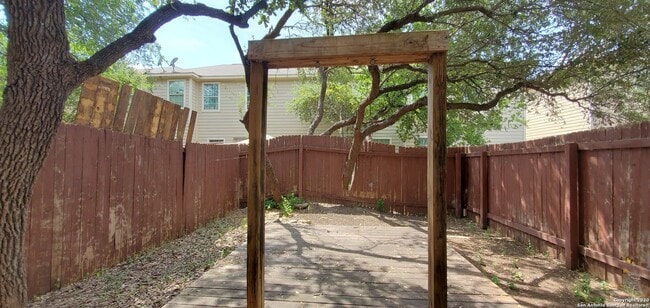 Building Photo - Newly Renovated Town-home