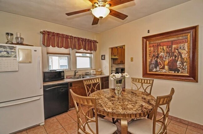 Eat-in Kitchen - 28 Quincy St