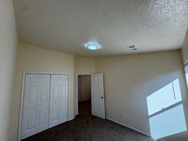 Building Photo - Spacious & Immaculate 3-Bed / 2-Bath Home