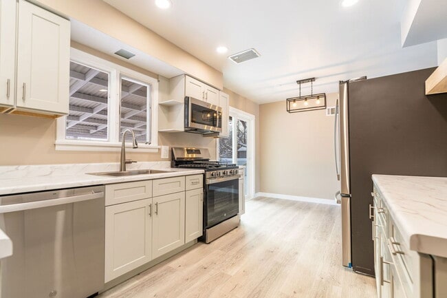 Building Photo - 204 19th Ave NW