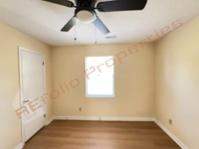 Building Photo - 703 Larchwood Dr