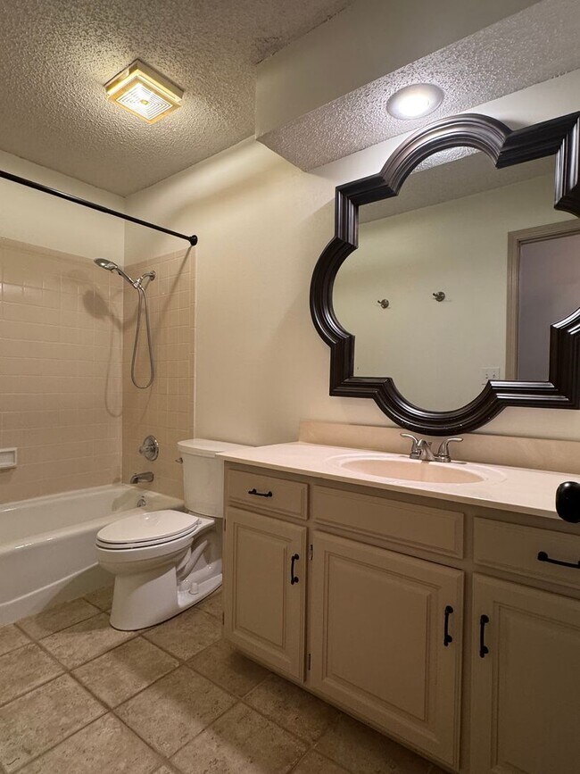 Building Photo - {12009} Available Immediately + Finished Lower Level + Olathe Schools