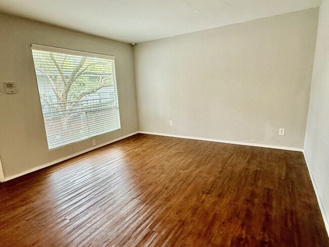 Building Photo - 918 Heights Blvd