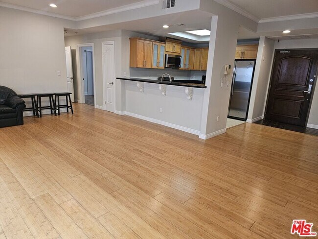 Building Photo - 1128 S Serrano Ave