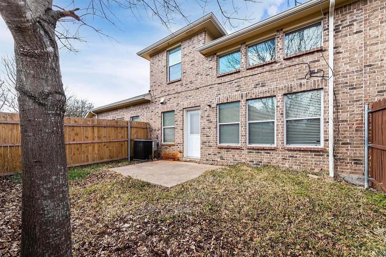 Building Photo - 9829 Fleetwood Dr