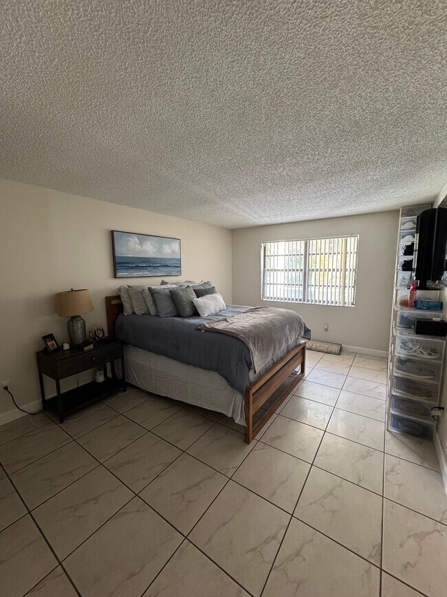 Building Photo - 9301 SW 92nd Ave