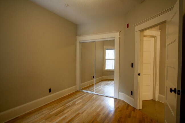 Building Photo - Gorgeous Top-Floor One-Bed with Amazing Balcony Space!