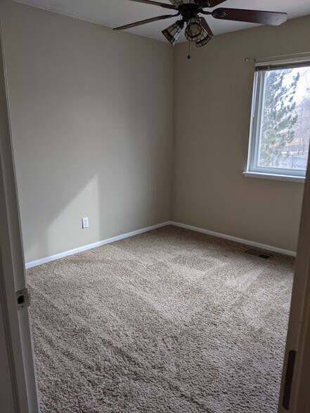 Upstairs bedroom - 2929 Ross Dr