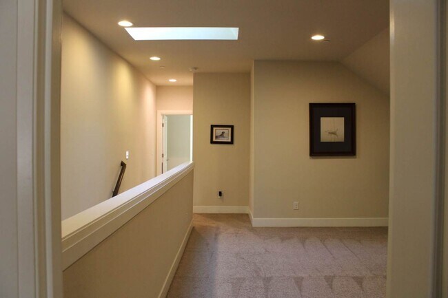 Building Photo - Spacious Luxury Home in Gated Community Ne...