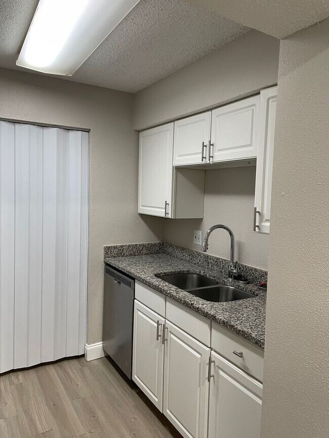 Building Photo - Wonderful 2/1 Condo - ** Move in Special $500 off your first months rent** Available Now !
