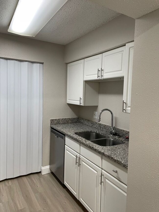 Building Photo - Wonderful 2/1 Condo - ** Move in Special HALF off your first months rent** Available Now !
