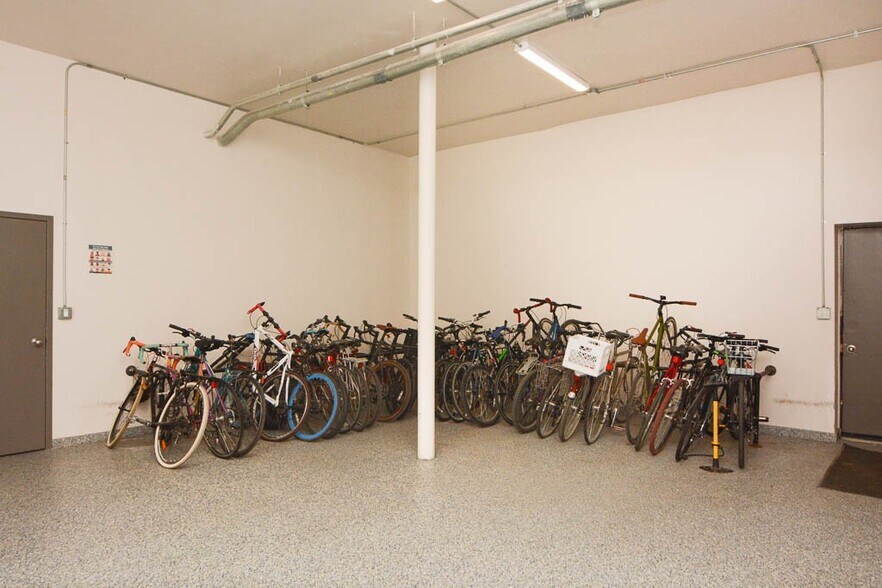 Building Photo - 2704 N Sawyer Ave