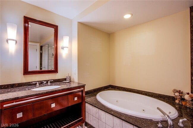 Building Photo - 2700 S Las Vegas Blvd